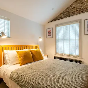  Apartment Beautiful, Central, 3 Min Walk From Beach, 2 King Doubles